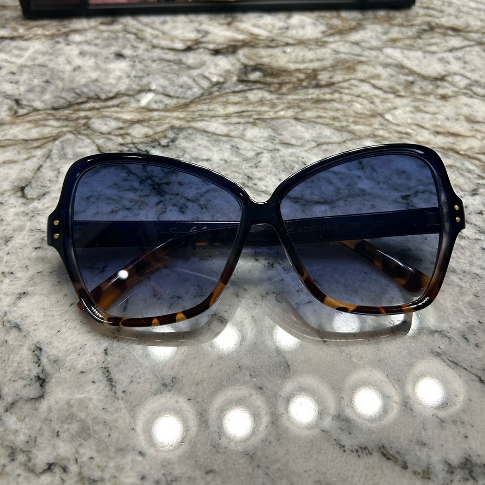 JESSICA SIMPSON Stylish Oversized Sunglasses